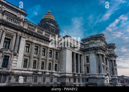 Das Palais de Justice (Justizpalast) in Brüssel, Belgien, Europa an einem hellen Sommertag mit blauem Himmel Stockfoto