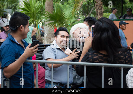 Anhänger hält eine Marionette Puppe von Mexikos Präsident Andres Manuel Lopez Obrador bei seinem Besuch in Merida, Yucatan. Oktober, 2018. Stockfoto