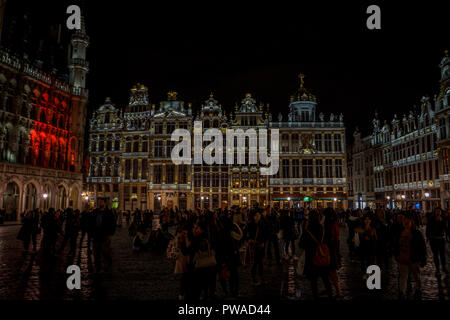 Brüssel, Belgien - 17 April: Touristen besuchen Sie den Markt in der Nacht, wo alle Gebäude mit Illuminationen in Brüssel, Belgien, E Leuchten Stockfoto