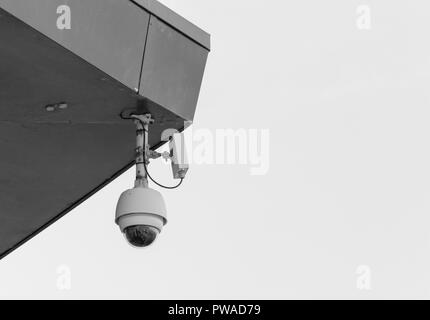 CCTV-Überwachungskamera "Watching Over You". Kriminalprävention Metapher, Überwachungsstaat, Sicherheitssystem, Gesichtserkennung Konzept. Stockfoto