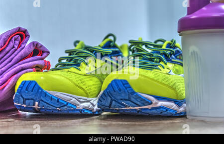 In der Nähe der bunten Laufschuhe Stockfoto