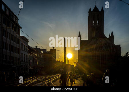 Die goldene Sonne hinter der St.-Nikolaus-Kirche in Gent, Belgien, Europa Stockfoto