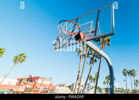 Venice Beach, CA, USA - November 03, 2016: Basketballkorb mit Ocean Front Walk auf dem Hintergrund Stockfoto