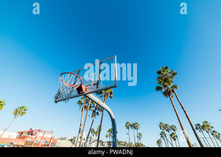 Venice Beach, CA, USA - November 03, 2016: Basketballkorb mit Ocean Front Walk auf dem Hintergrund Stockfoto