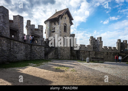 Toursists Spaziergang über den Hof in der Burg Gravensteen in Gent, Belgien, Europa Stockfoto