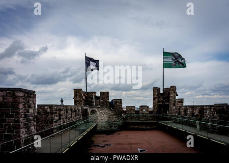 Zwei Fahnen fliegen hoch oben auf der Burg Gravensteen in Gent, Belgien, Europa Stockfoto