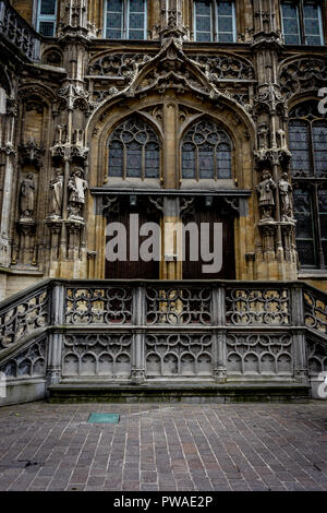 Zwei Türen aus Holz mit schönen Bogen über ihnen auf den Straßen von Gent, Belgien, Europa Stockfoto