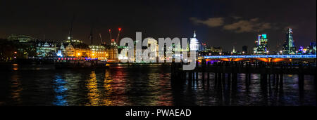 St. Paul's Cathedral und Blackfriars Bridge und Station auf die Skyline bei Nacht, London, UK Stockfoto