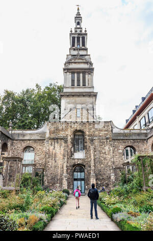 Rosengarten bei Christ Church Greyfriars, aka Christus Kirche Newgate Street, London, UK. Die Kirche wurde zum großen Teil durch Bombenangriffe während des Zweiten Weltkriegs zerstört Stockfoto