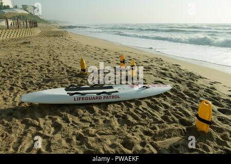 Durban, KwaZulu-Natal, Südafrika, Surf Life Saving Equipment einsatzbereit, uMhlanga Rocks Beach, Water Safety für Ocean Schwimmer, Landschaft Stockfoto