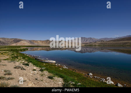 Die Rainbow Bergen auf See Bulunkul, Pamir Highway, Tadschikistan Stockfoto