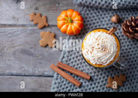 Kürbis Latte mit Gewürzen. Versoffenes Cocktail mit Schlagsahne. Ansicht von oben. Platz kopieren Stockfoto