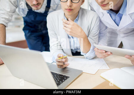 Gruppe von Analysten oder Ingenieure über neue Projekt vor Laptop arbeiten Stockfoto