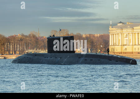 Russland, SANKT PETERSBURG - Mai 05, 2017: Der Diesel-U-Boot Kolpino mit Crew auf einem Deck auf den Straßen in der Mitte der Fluss Newa Stockfoto