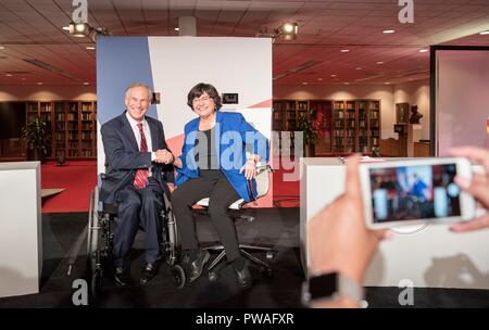 Demokratischen Herausforderer für Texas Gouverneur, Lupe Valdez, rechts, schüttelt Hände mit aktuellen Texas reg. Republikanische Greg Abbott vor dem Start eines gubernatorial Debatte auf die LBJ Presidential Library 28. September 2018 in Austin, Texas. Stockfoto