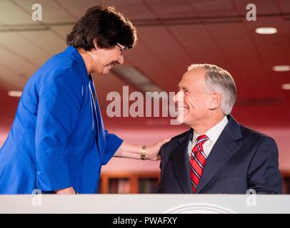 Demokratischen Herausforderer für Texas Gouverneur, Lupe Valdez, Links, grüßt aktuelle Texas reg. Republikanische Greg Abbott vor dem Start eines gubernatorial Debatte auf die LBJ Presidential Library 28. September 2018 in Austin, Texas. Stockfoto