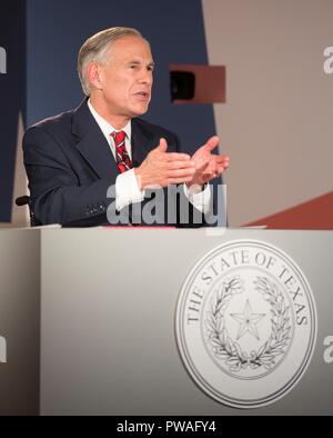 Texas reg. Republikanische Greg Abbott Antworten eine Frage während der gubernatorial Debatte mit demokratischen Herausforderer Lupe Valdez, an die LBJ Presidential Library 28. September 2018 in Austin, Texas. Stockfoto