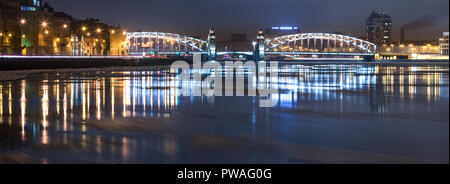 Russland, SANKT PETERSBURG - Januar 13, 2018: Bolsheokhtinsky Brücke über den Fluss Neva. Nacht ansehen. Stockfoto