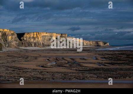 Temple Bay auf das Tal von Glamorgan Heritage Coast, South Wales. Blick nach Süden Osten entlang dem Strand und Klippen von Hexen. Stockfoto