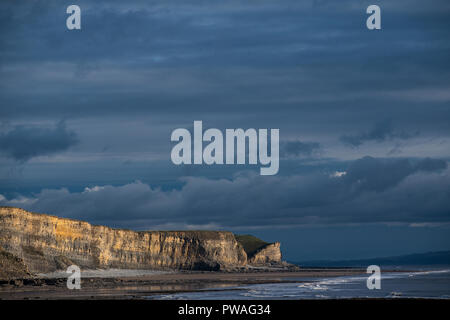 Temple Bay auf das Tal von Glamorgan Heritage Coast, South Wales. Blick nach Süden Osten entlang dem Strand und Klippen von Hexen. Stockfoto