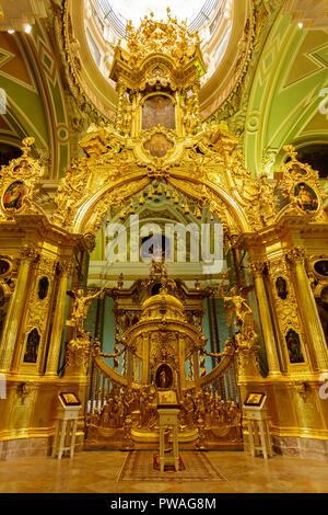 Russland, SANKT PETERSBURG - Juli 08, 2017: Innenraum des Peter und Paul Kathedrale. Russischen Kaiser sind hier begraben. Stockfoto
