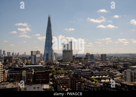 Blick auf die Skyline von London einschließlich der kommerziellen Wolkenkratzer der Shard. Horizontale, keine Menschen, kopieren. Stockfoto