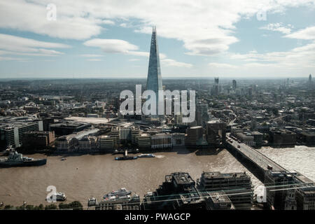 Luftaufnahme von London Skyline, inklusive der Shard und die Themse. Horizontale, kopieren. Stockfoto