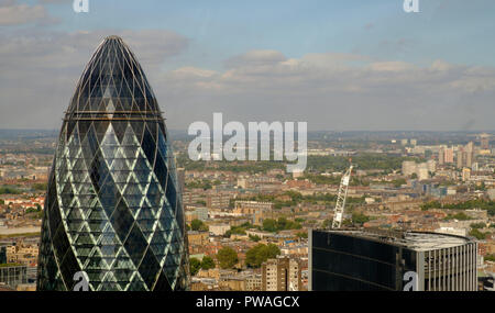 The Gherkin oder 30 St Mary Axe ist ein Wolkenkratzer in London's Primary Financial District, die Stadt London. Es wurde im Dezember 2003 abgeschlossen Stockfoto