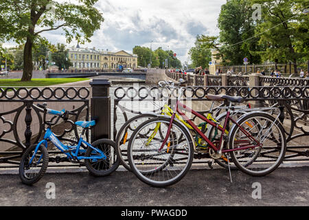 Sankt Petersburg, Russland - 27. AUGUST 2016: Fahrräder, die auf dem Bahndamm in St. Petersburg Moika Stockfoto