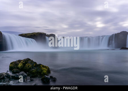 Unglaublich und berühmten Wasserfall Godafoss auf Island. Stockfoto