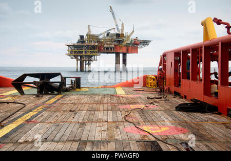 Die Marineinfanserbesatzung bereitet sich vor Beginn der Anker-Handhabung vor Stockfoto