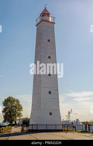 KRONSTADT, Russland - 31. AUGUST 2013: alten hölzernen Leuchtturm auf der Pier in Petrovskaya Damm in Kronstadt Stockfoto