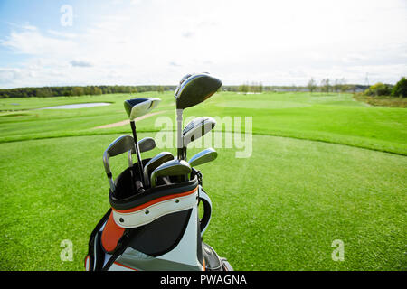 Beutel mit Bündel Golfschläger und weiten grünen Bereich für das Spielen von Golf auf Hintergrund Stockfoto