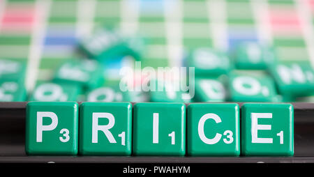 Schreiben grün Scrabble ist Rechtschreibung Wort PREIS. Der Preis für das Produkt ist der Betrag, den ein Kunde zahlt für Sie zu genießen. Der Preis ist ein sehr i Stockfoto