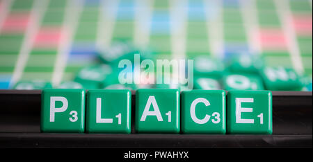 Schreiben grün Scrabble ist Rechtschreibung Wort statt. Die Platzierung oder die Verteilung ist ein sehr wichtiger Teil der Produktmix Definition. Sie haben eine zu positionieren. Stockfoto