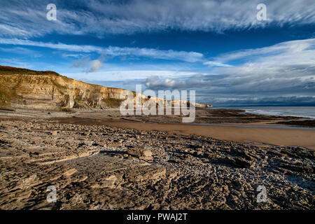 Temple Bay auf das Tal von Glamorgan Heritage Coast, South Wales. Blick nach Süden Osten entlang dem Strand und Klippen von Hexen. Stockfoto