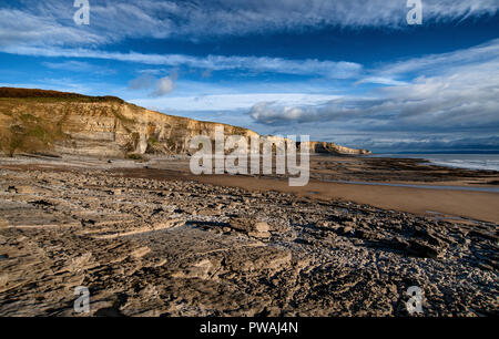 Temple Bay auf das Tal von Glamorgan Heritage Coast, South Wales. Blick nach Süden Osten entlang dem Strand und Klippen von Hexen. Stockfoto