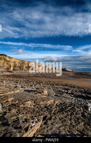 Temple Bay auf das Tal von Glamorgan Heritage Coast, South Wales. Blick nach Süden Osten entlang dem Strand und Klippen von Hexen. Stockfoto