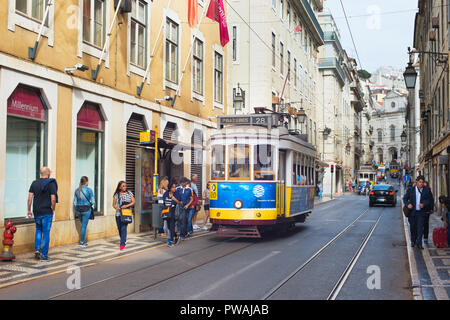 Lissabon, Portugal, 10. Oktober 2018: Straßenbahn in Lissabon Altstadt Straße. Mit der Straßenbahn ist die eine der Sehenswürdigkeiten in Lissabon Stockfoto