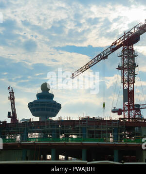 Die Bautätigkeit auf einer Baustelle eines modernen Flughafen Terminal. Singapur Stockfoto