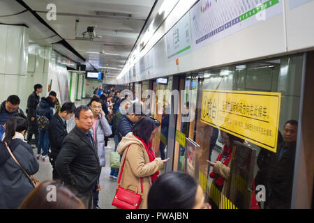 Singapur - 18.Februar 2017: Passagiere in Singapore Mass Rapid Transit (MRT) trainieren. Das MRT hat 102 Stationen und ist die älteste U-Bahn System in So Stockfoto