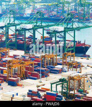 Frachtschiff in Singapur industrial Port. Luftaufnahme Stockfoto