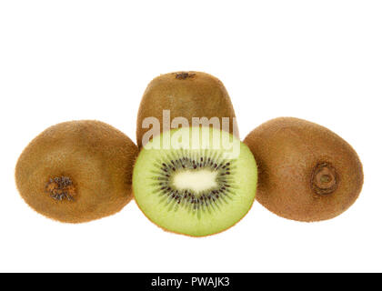 Kiwi in Scheiben geschnitten in der Hälfte mit ganzen Früchten hinter auf weißem Hintergrund. Kiwis, oder Chinesische Stachelbeere ist das essbare Beeren mehrerer Arten von Stockfoto