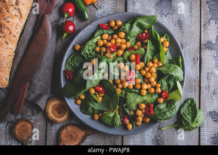 Kichererbsen und Gemüse Salat mit Spinat Blätter, gesund Hausgemachte veganes Essen, Diät. Stockfoto