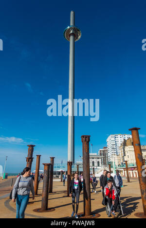 British Airways, i360, Aussichtsturm, Aufgearbeiteter Rungen, Von, Industriebrachen, West Pier von Brighton Seafront, Sussex Stockfoto