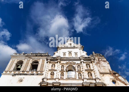 Templo de San Francisco El Grande von Low Angle View in Antigua, Guateamala, Mittelamerika Stockfoto