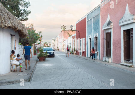 Straße von Valladolid, Yucatan. Maya Dame mit Baby- und Touristen entlang wandern. Stockfoto