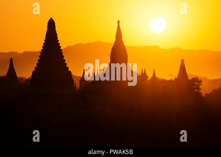 Silhouetten der Burmesischen Pagoden bei Sonnenuntergang, Bagan, Myanmar Stockfoto