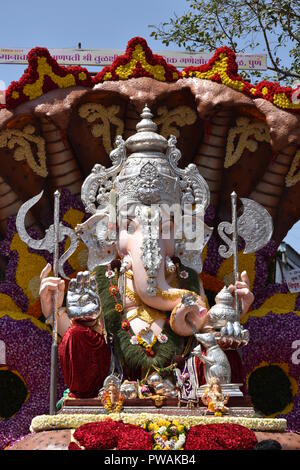 Ganesha Idol (Tulsibaug Mandal) in einer Prozession in Pune Stadt Stockfoto