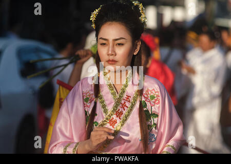 Ein weibliches mAh-Lied oder ein spirituelles Medium, das die Göttin Kuan Yin kanalisiert; in einer Prozession während des Vegetarian Festival in Phuket Town, Thailand Stockfoto